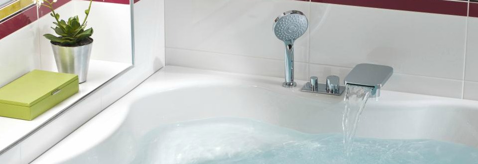desktop_unesalledebainmodernegrâceàladomotique_Baignoirefamilycarrelageyoko_p1